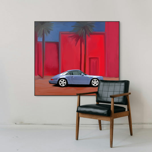 Tableau figuratif contemporain Palm Drive avec voiture sportive bleue devant une architecture rouge et des palmiers.