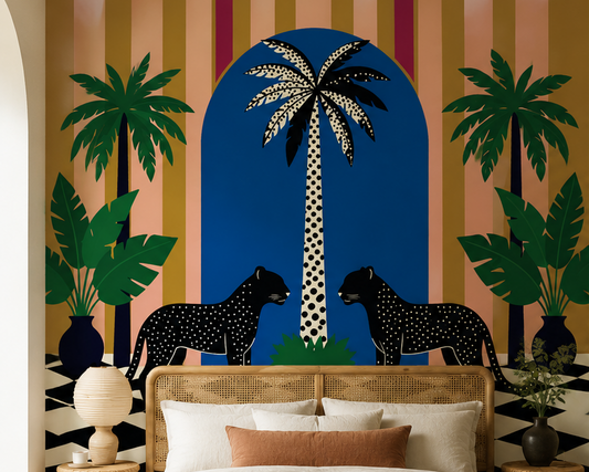 Papier peint Panther Oasis avec deux panthères noires, arche bleue, palmier central, feuillages tropicaux et sol graphique noir et blanc.