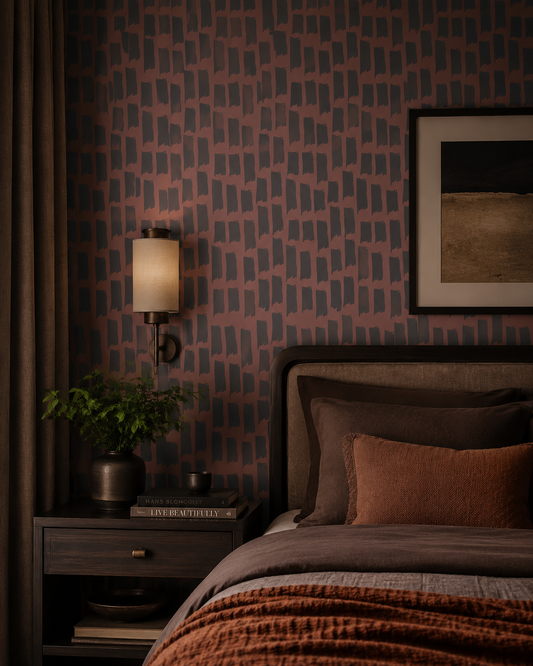 Papier peint Terra Brush terracotta et anthracite avec motif abstrait texturé dans un intérieur chaleureux.