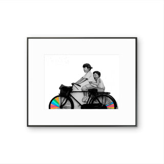 Tirage fine art encadré noir avec passe-partout Joy Ride représentant deux enfants sur un vélo