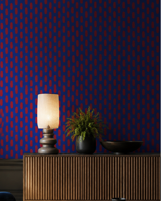 Papier peint bleu profond et rouge dans une chambre élégante