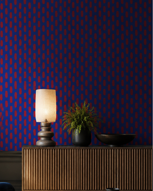Papier peint bleu profond et rouge dans une chambre élégante