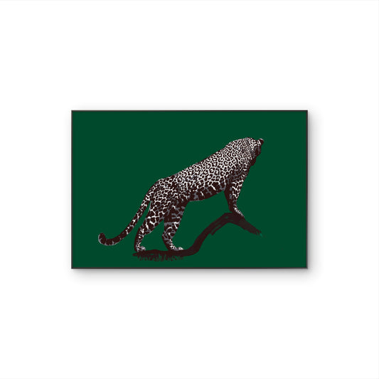 Tableau Emerald Leopard avec léopard graphique en mouvement sur fond vert profond, dans un style animalier contemporain et élégant.