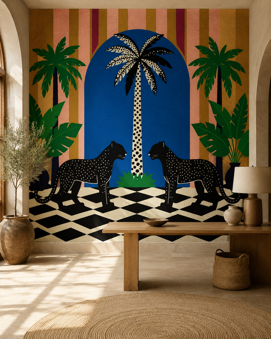 Papier peint Panther Oasis avec deux panthères noires, arche bleue, palmier central, feuillages tropicaux et sol graphique noir et blanc.