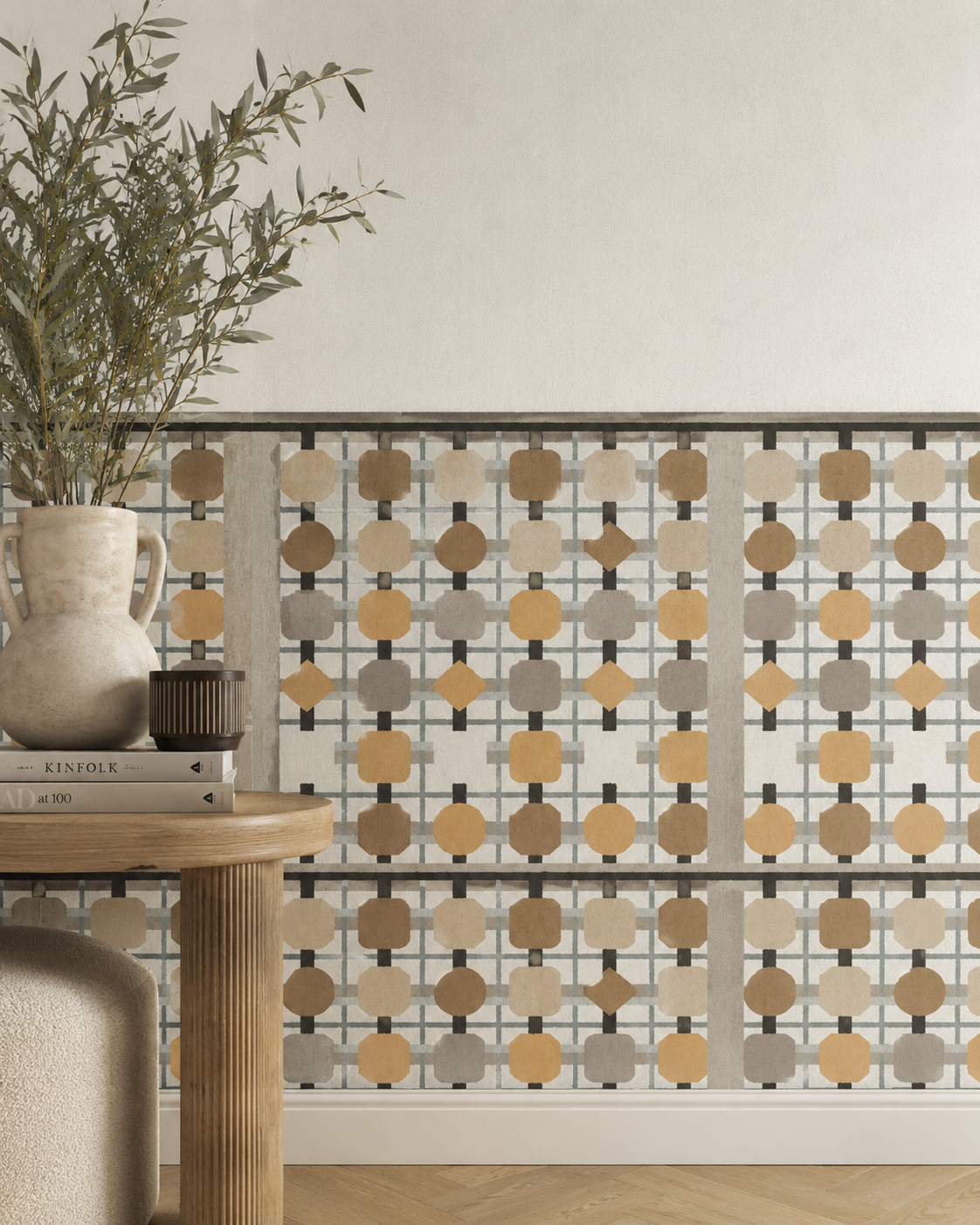 Papier peint Riad Grid avec soubassement géométrique aux tons crème, sable, ocre, gris doux et noir, inspiré des motifs traditionnels.Motif géométrique inspiré des moucharabiehs