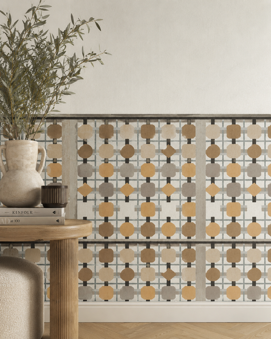 Papier peint Riad Grid avec soubassement géométrique aux tons crème, sable, ocre, gris doux et noir, inspiré des motifs traditionnels.Motif géométrique inspiré des moucharabiehs