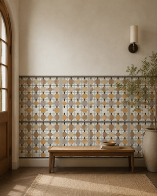 Papier peint Riad Grid avec soubassement géométrique aux tons crème, sable, ocre, gris doux et noir, inspiré des motifs traditionnels.Motif géométrique inspiré des moucharabiehs