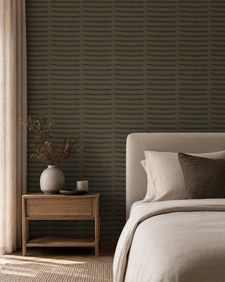 Papier peint Sand Lines avec motif de lignes organiques foncées sur fond taupe dans un intérieur contemporain.