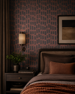 Papier peint Terra Brush terracotta et anthracite avec motif abstrait texturé dans un intérieur chaleureux.