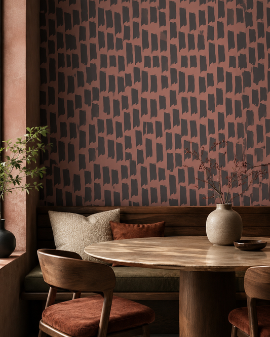 Papier peint Terra Brush terracotta et anthracite avec motif abstrait texturé dans un intérieur chaleureux.