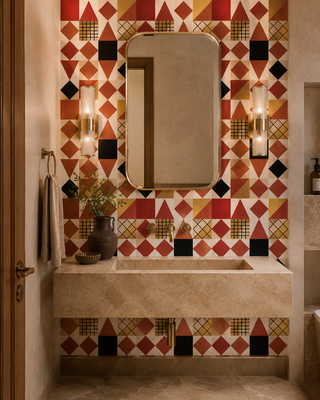 Papier peint Terracotta Geometry avec motif géométrique aux tons terracotta, ocre, crème et noir dans un intérieur chaleureux avec coin repas.