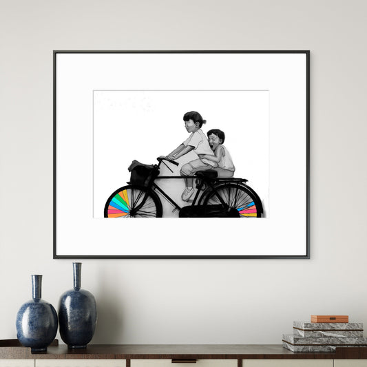 Tirage fine art Joy Ride avec cadre noir et passe-partout dans un intérieur contemporain
