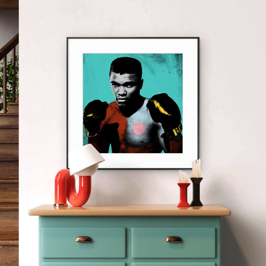 Tirage fine art The Greatest avec cadre noir et passe-partout dans un intérieur contemporain