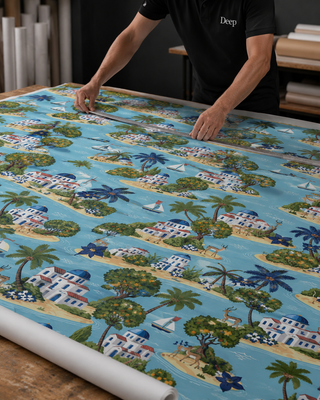 Papier peint panoramique méditerranéen avec maisons blanches aux toits bleus, palmiers, voiliers et îlots ensoleillés